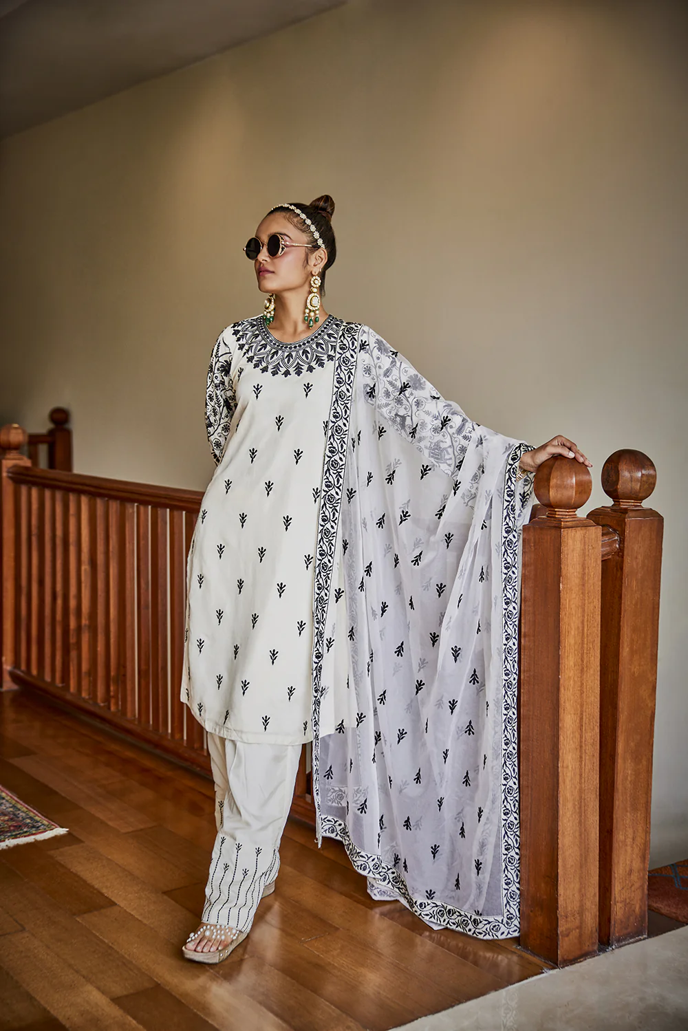 Ivory Floral Thread Embroidery Kurta Set - Image 3