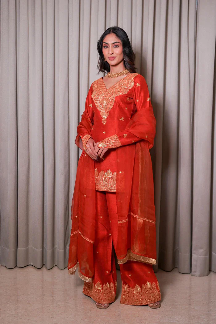 Raw Silk Embellished Kashmiri Kurta Set - Image 4